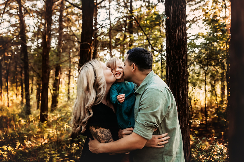 favorite Richmond photographer, little girl kissed by mom and dadd