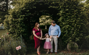 Pregnant Midlothian mom at Historic Tuckahoe with husband and daughter
