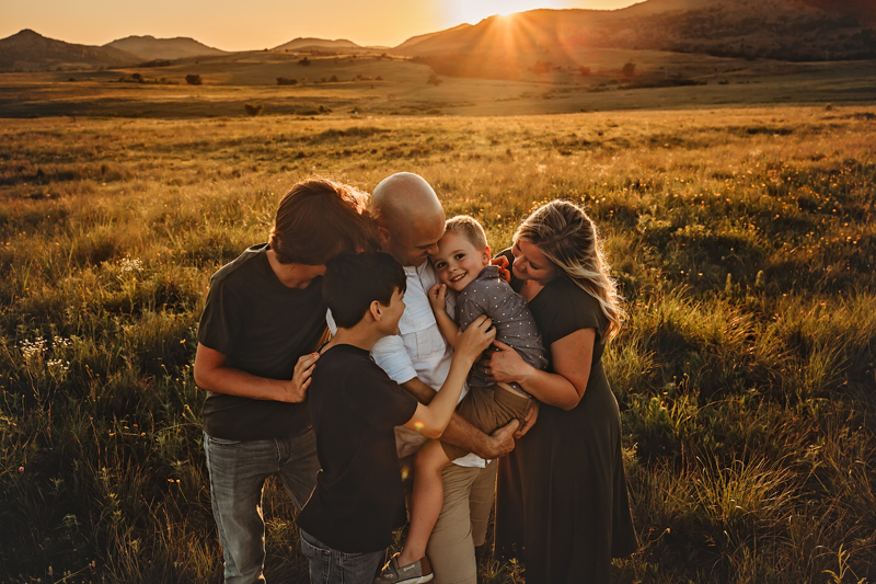 Moseley, Virginia photographer, family of five snuggling in field