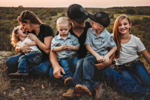 duncan oklahoma photographer, family with four kids laughing and snuggling with one another outside