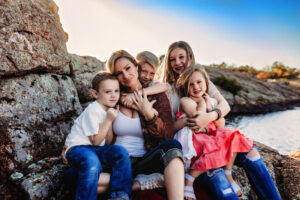 okc photographer, mom and four kids all snuggling outside