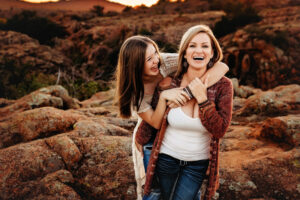 lawton Oklahoma photographer, mom and teen daughter laughing